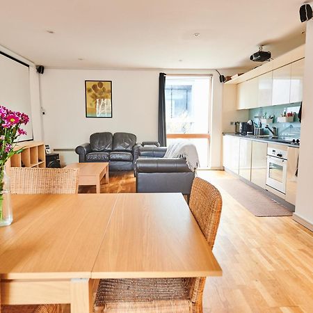 Bright 2 Bedroom Flat In Old Street With Balcony 런던 외부 사진
