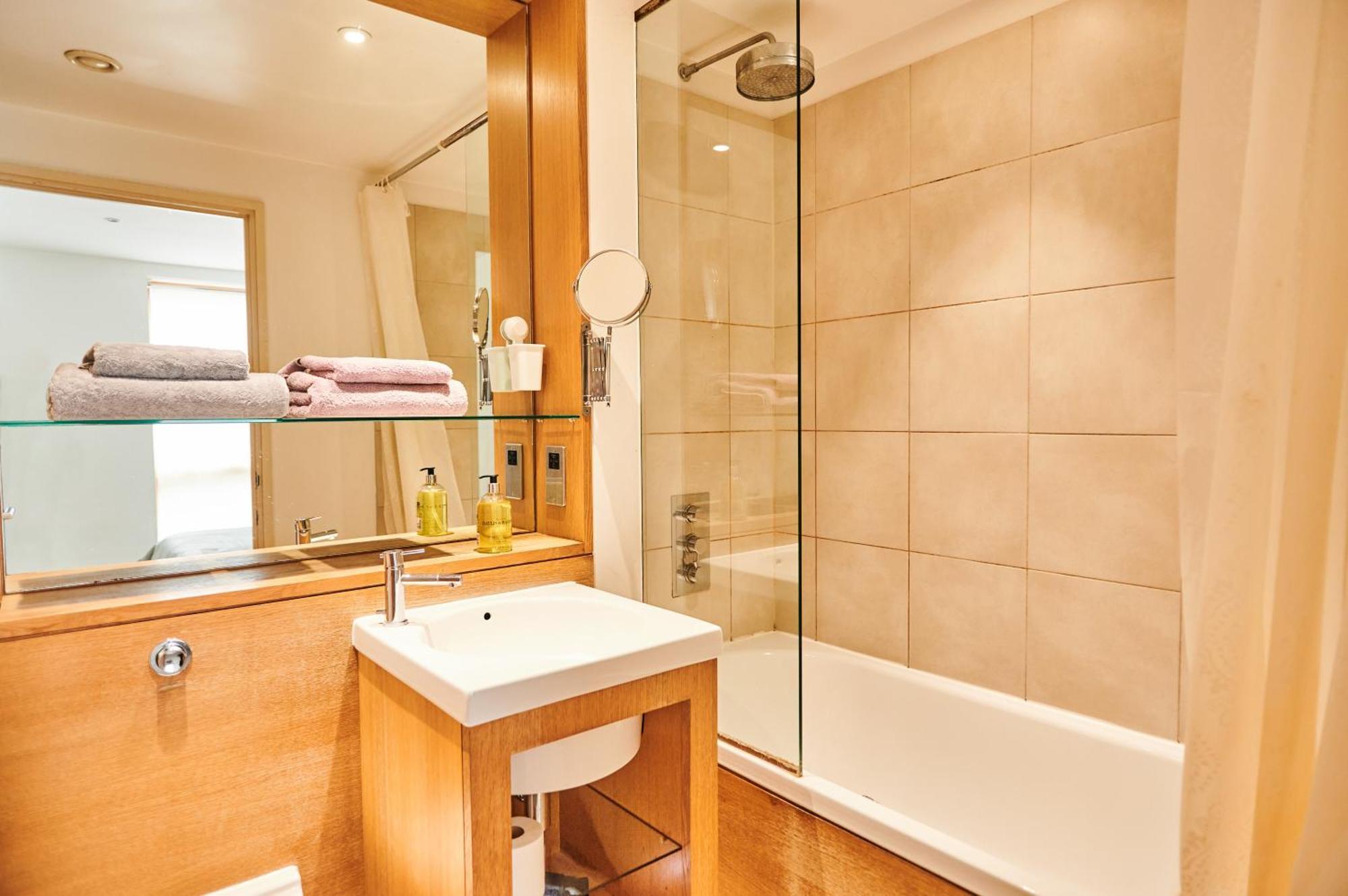 Bright 2 Bedroom Flat In Old Street With Balcony 런던 외부 사진